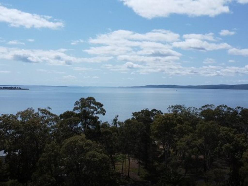 9 Double Bay St, Macleay Island, QLD 4184