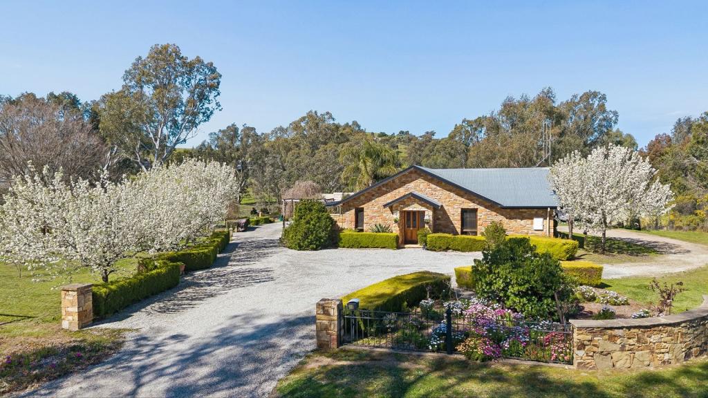 22 Longwood Rd, Avenel, VIC 3664