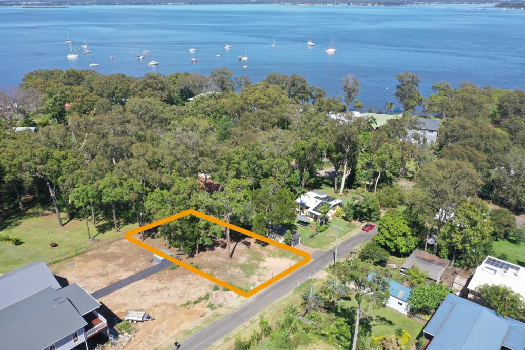 12 Cross St, Macleay Island, QLD 4184