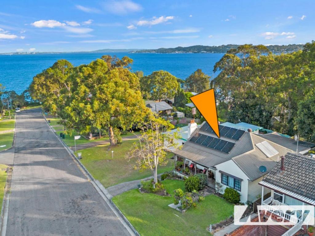 9 Bolton Point Rd, Bolton Point, NSW 2283