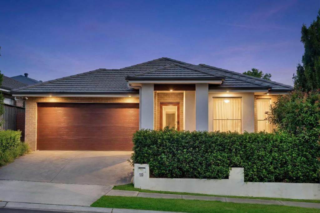 19 ROCHFORD RD, GLEDSWOOD HILLS, NSW 2557