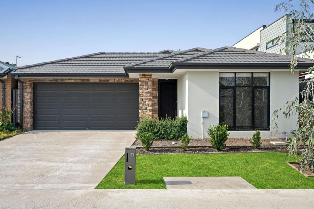 19 PENNINE CCT, OFFICER, VIC 3809