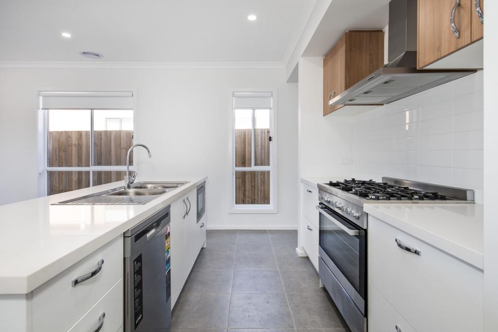 12 Comosa St, Rockbank, VIC 3335