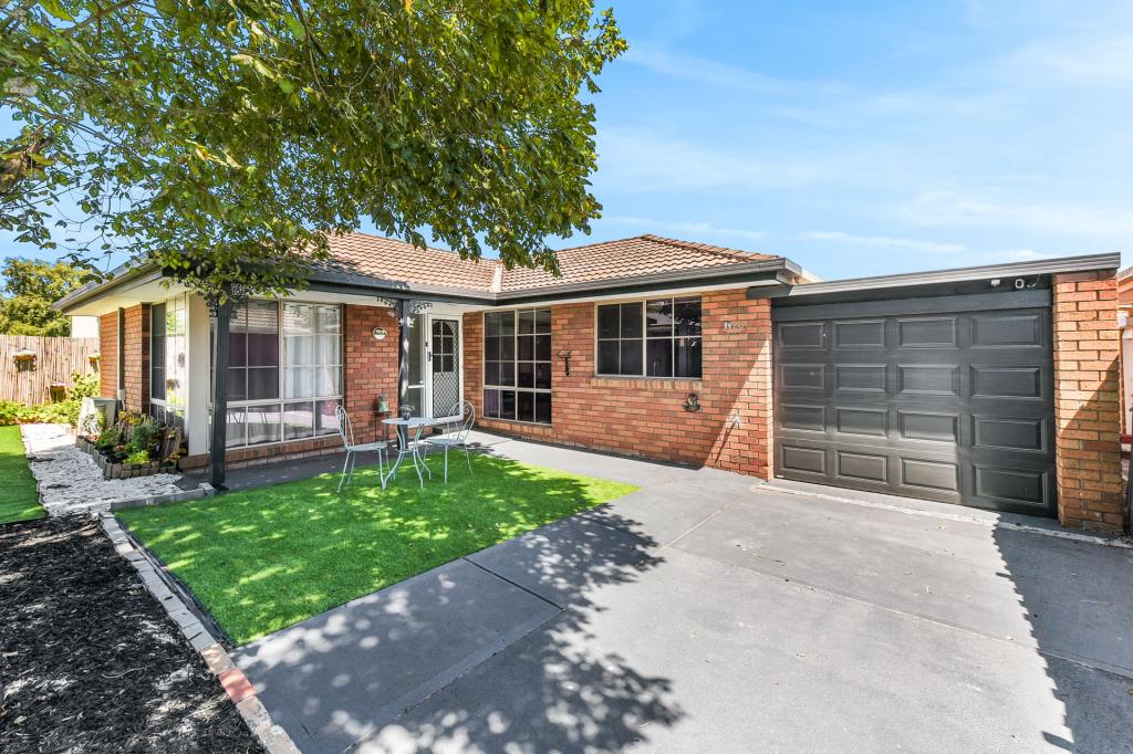 2/42 Strathavan Dr, Berwick, VIC 3806