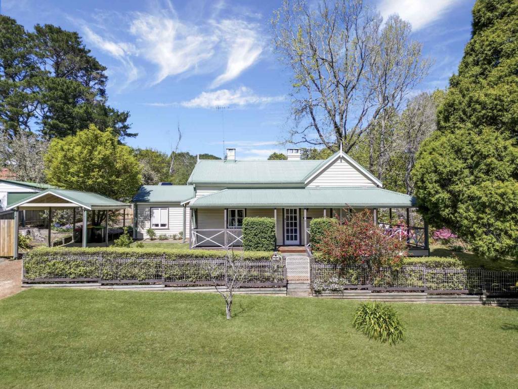 114 Falls Rd, Wentworth Falls, NSW 2782