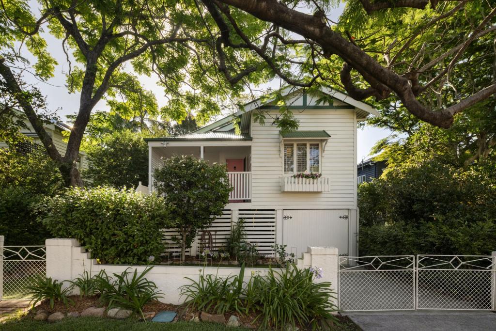 14 Sparkes Ave, Hamilton, QLD 4007