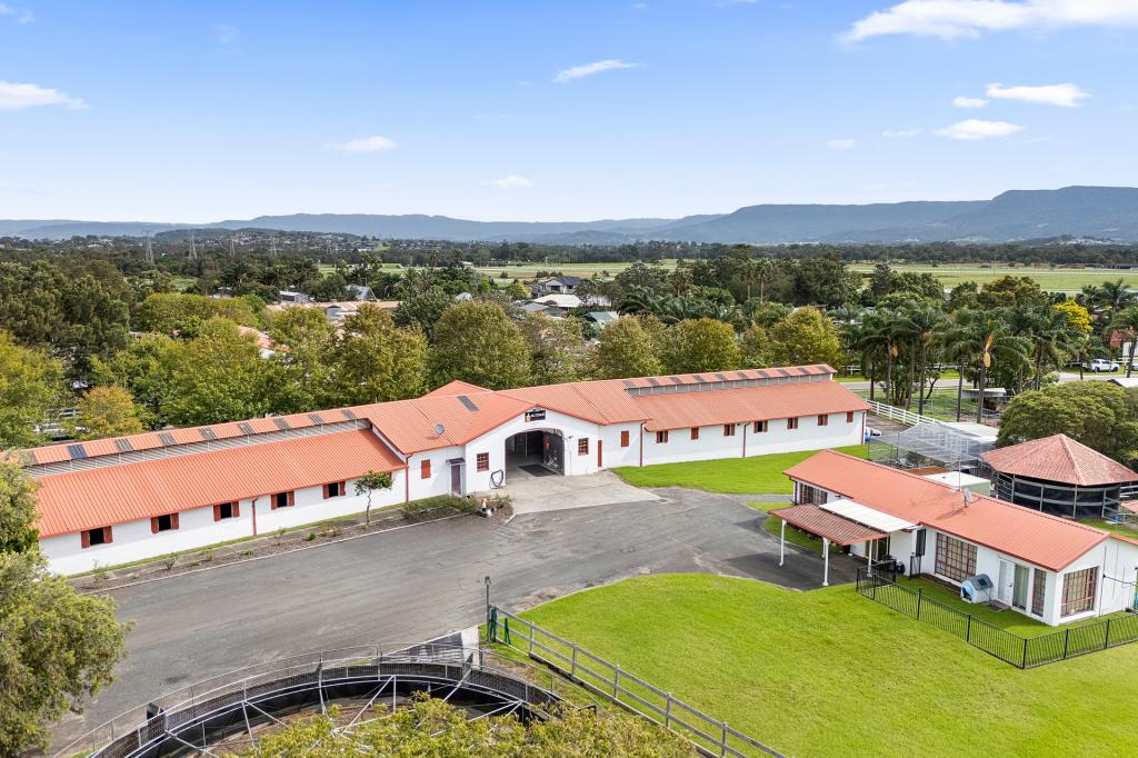 2 Kingston Town Dr, Kembla Grange, NSW 2526