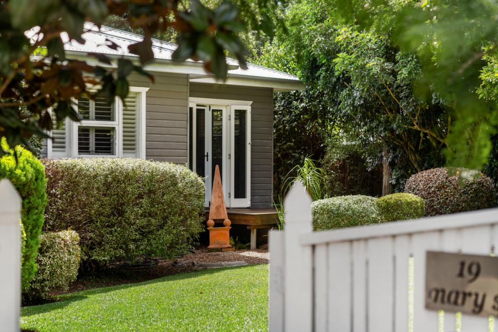 19 Mary St, Mount Lofty, QLD 4350