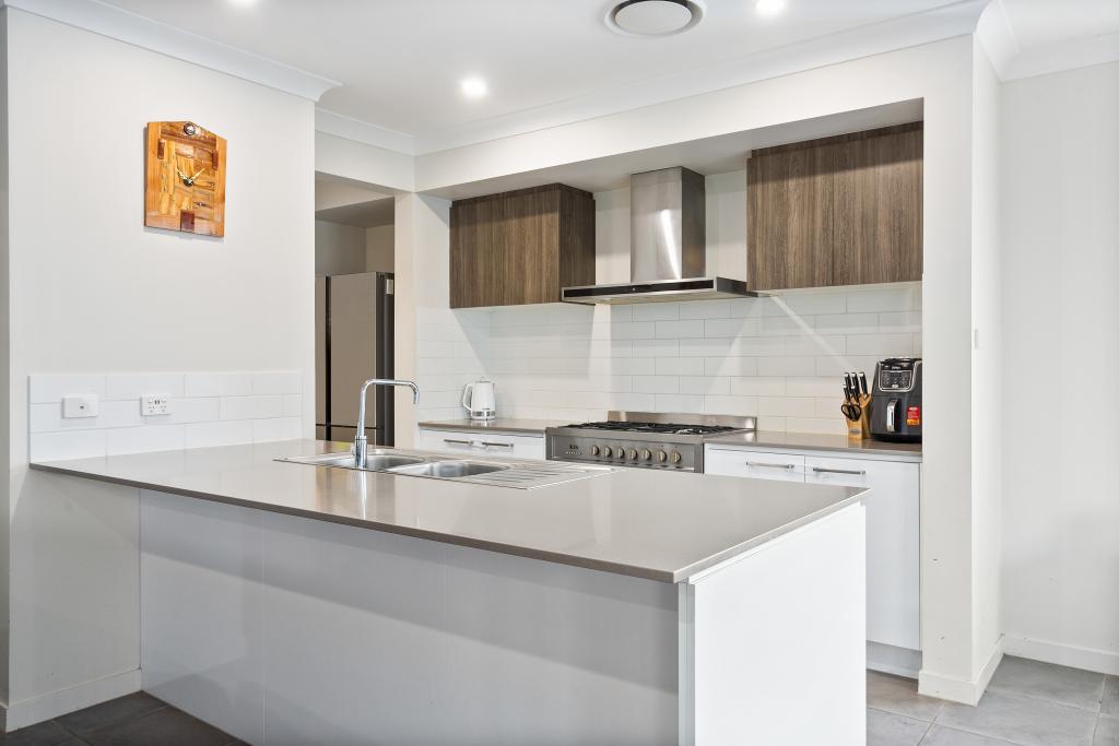 7 Dymock Dr, Calderwood, NSW 2527