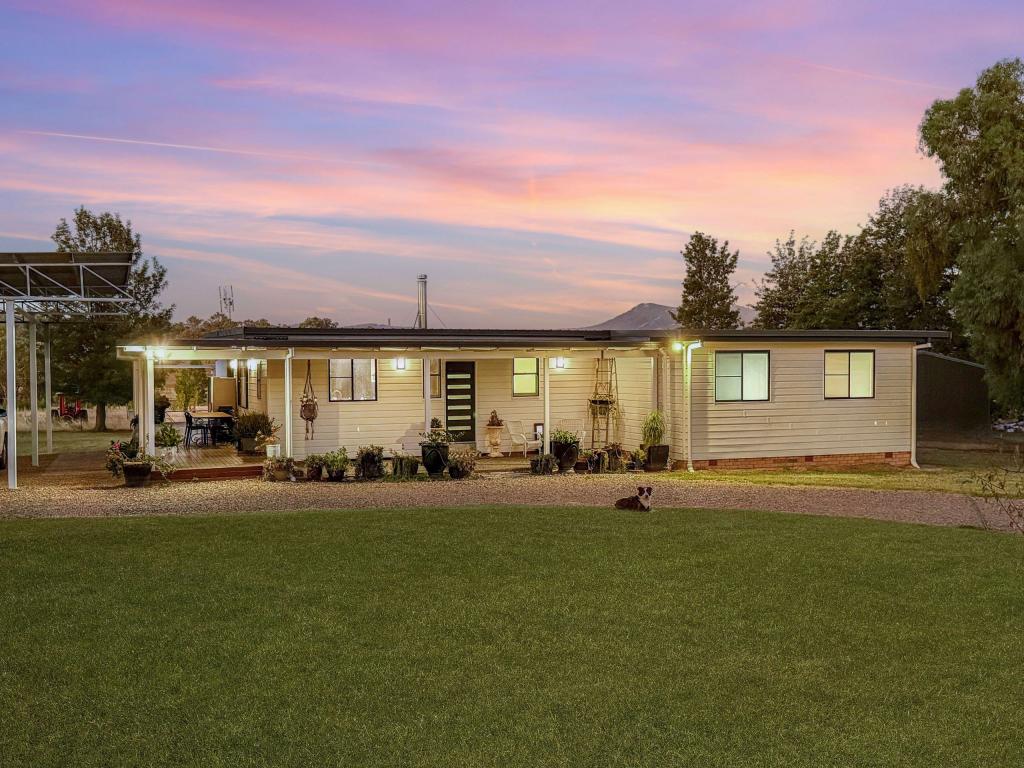 60 Yarrol Rd, Tamworth, NSW 2340