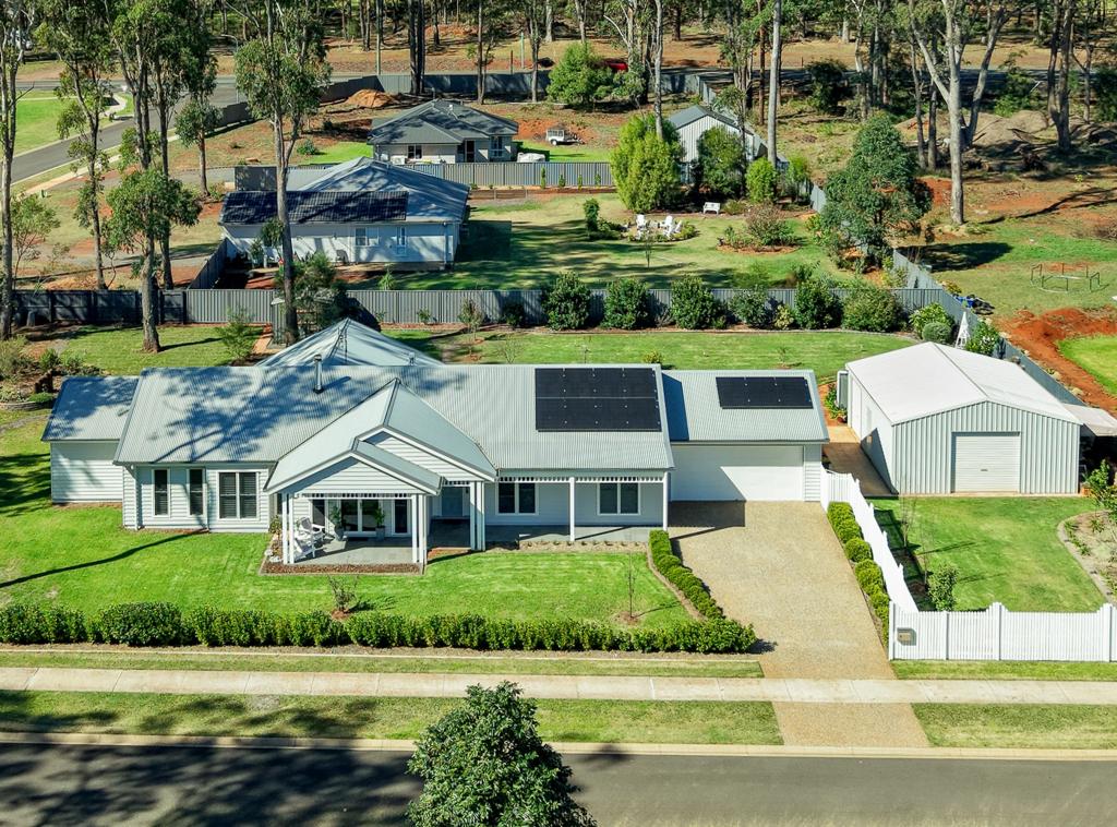 6 Canterbury Pl, Hampton, QLD 4352