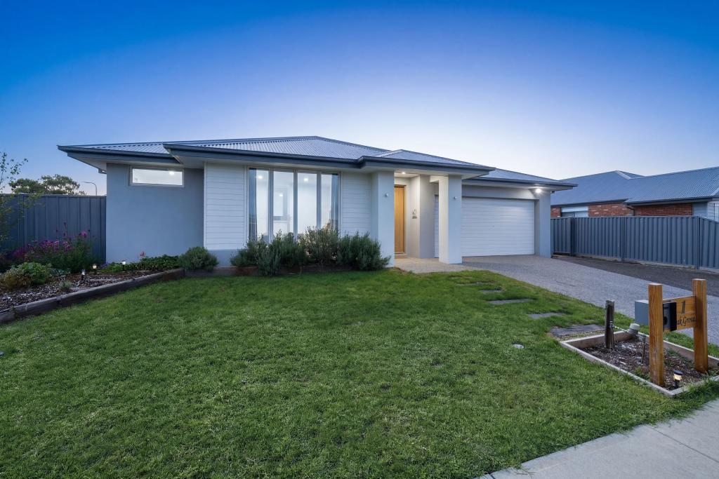 1 Oak Gr, Romsey, VIC 3434