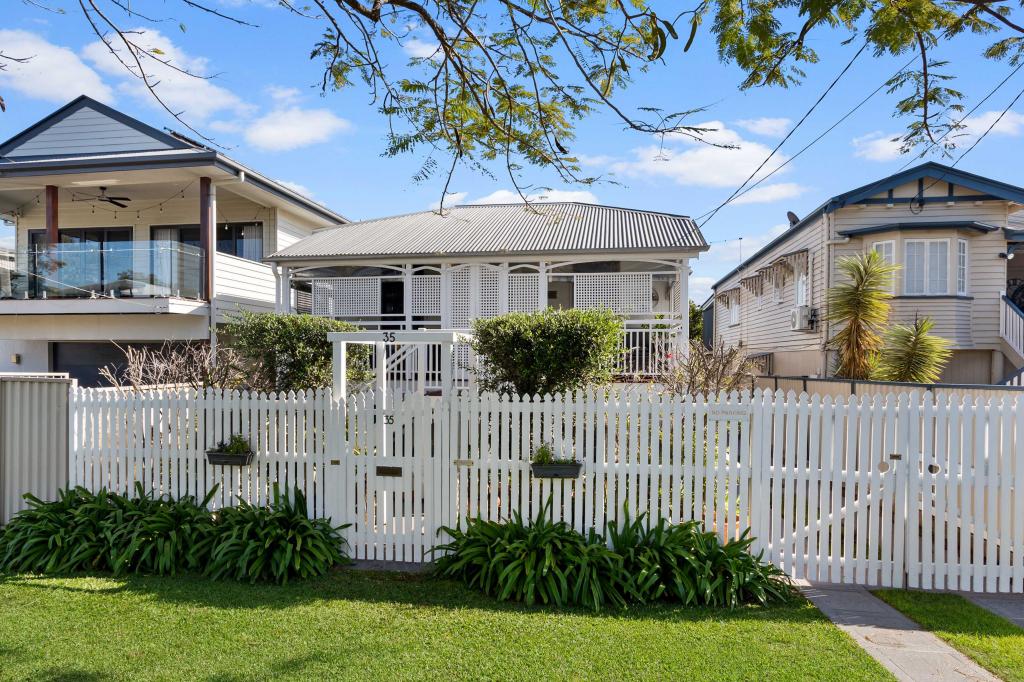 35 VICTORIA AVE, WOODY POINT, QLD 4019