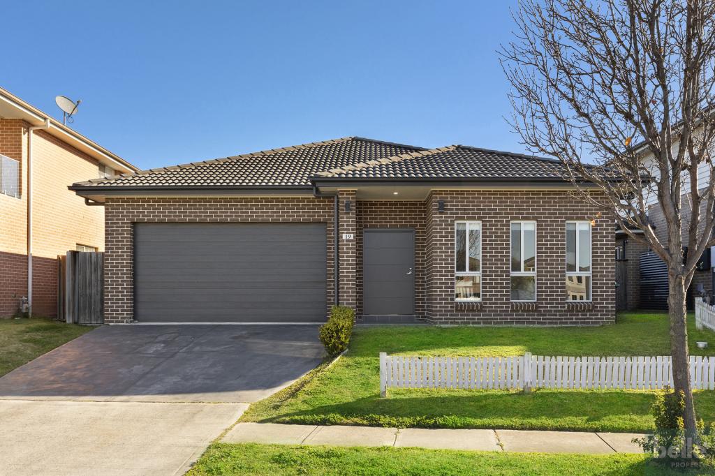 19 Medallist Pde, Colebee, NSW 2761