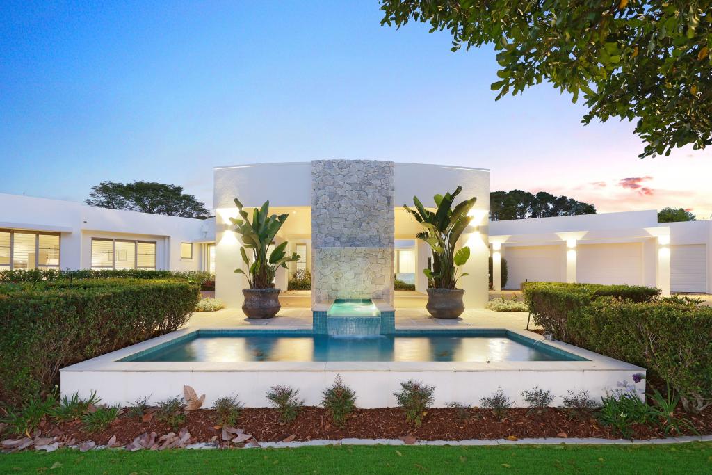 2228 Arnold Palmer Dr, Hope Island, QLD 4212