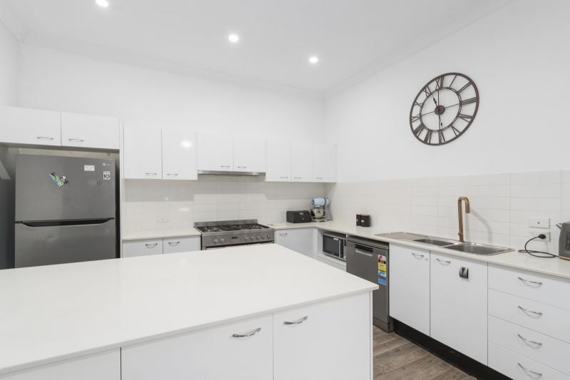 6 Flemmings Cres, Horsley, NSW 2530
