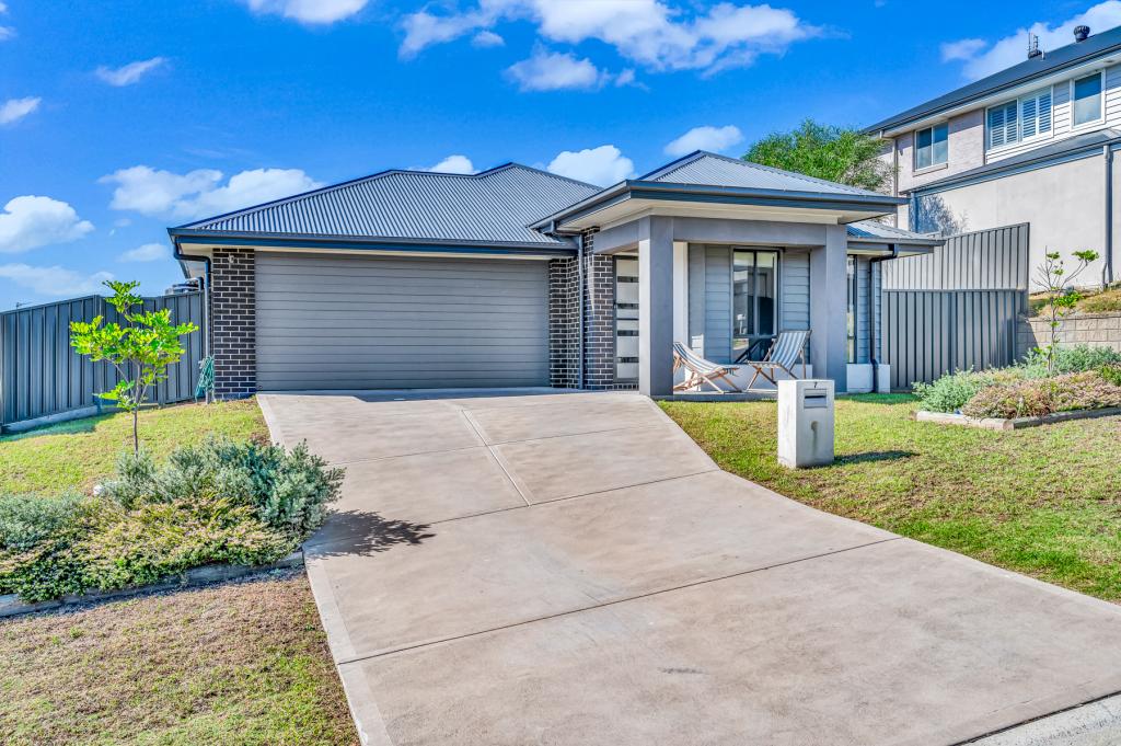 7 CANTER CL, RUTHERFORD, NSW 2320