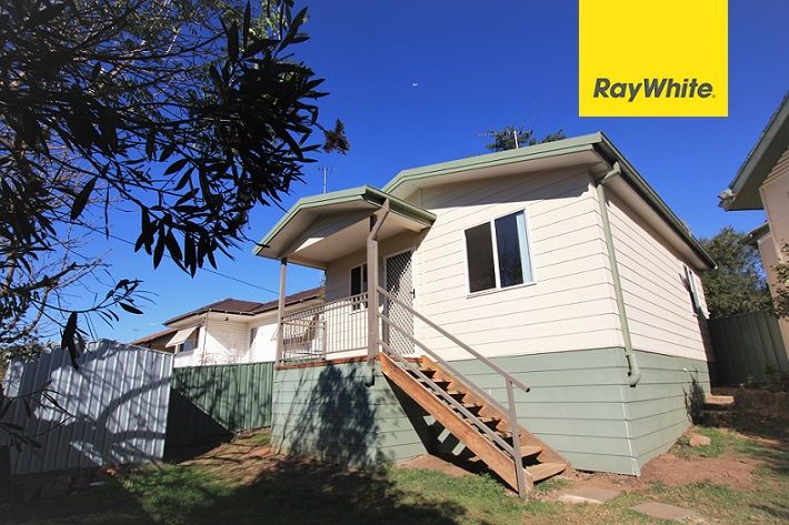 2a Grandview Dr, Campbelltown, NSW 2560