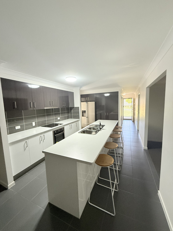 2 Sharp Cres, Branyan, QLD 4670