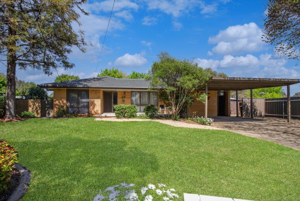 12 Nandina Ave, Lake Albert, NSW 2650