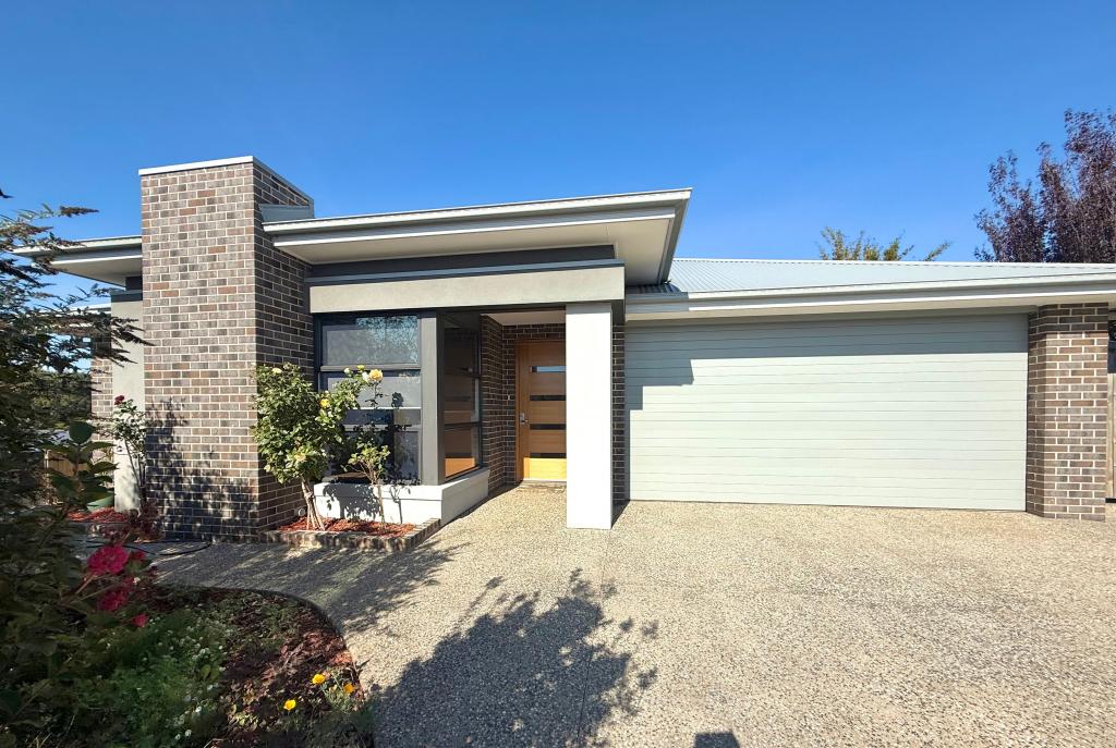 2 Harrods Cl, Drouin, VIC 3818
