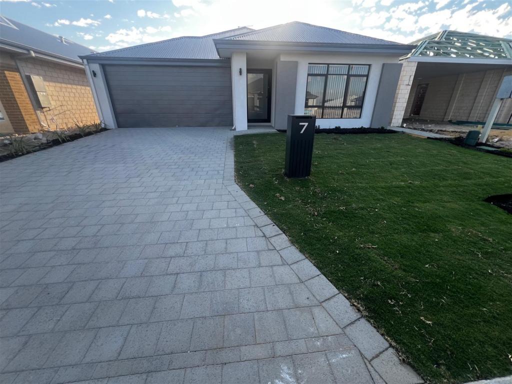 7 Larcom Rd, Lakelands, WA 6180
