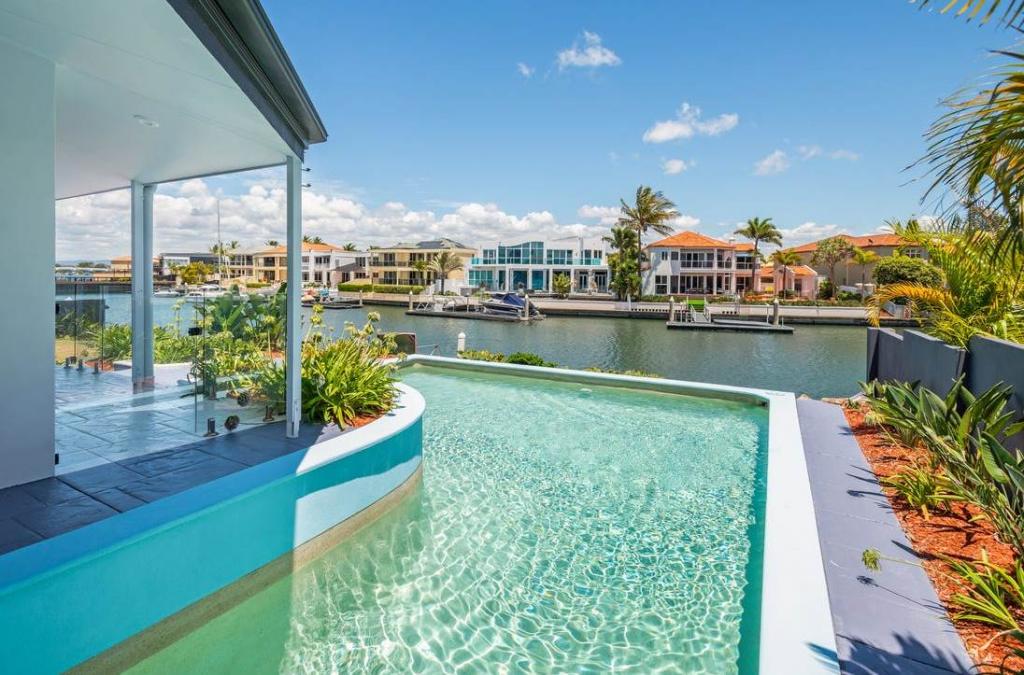 21 Queen Guineveres Pl, Paradise Point, QLD 4216