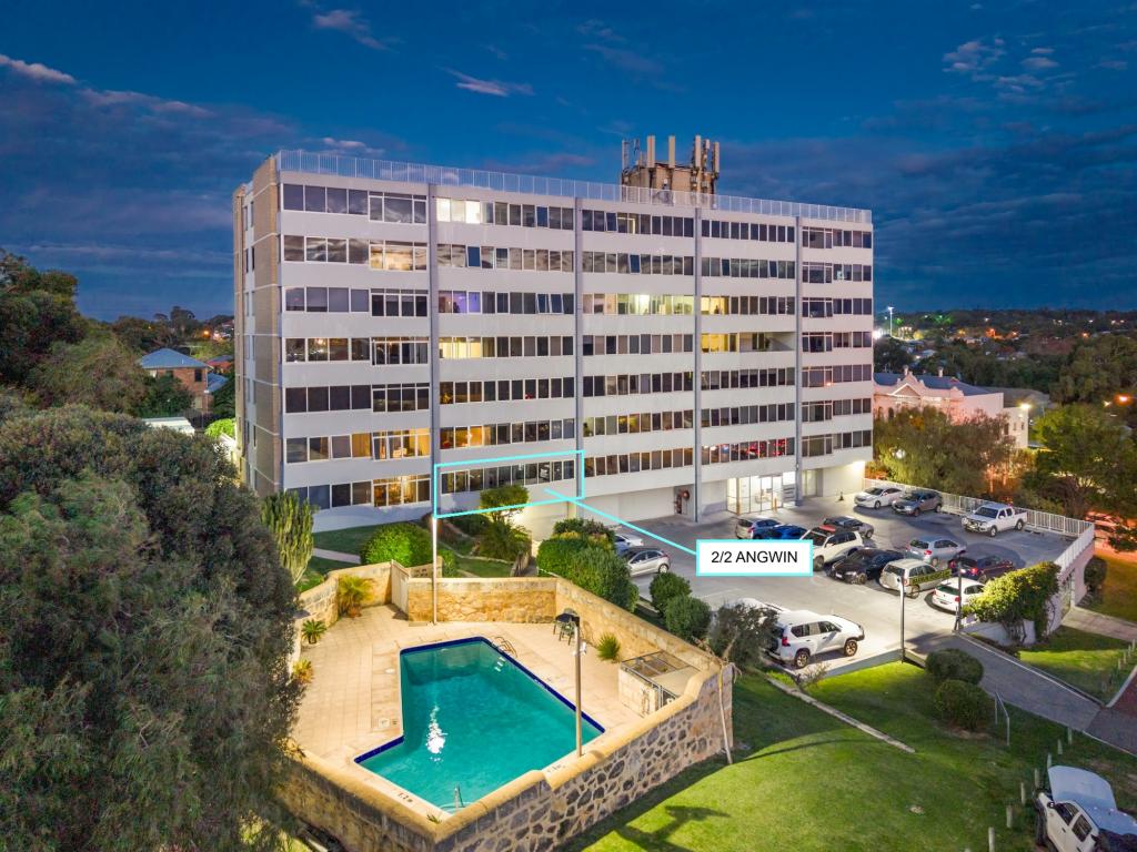 2/2 ANGWIN ST, EAST FREMANTLE, WA 6158
