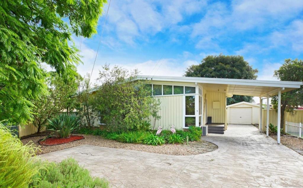 5 Mindoro Pl, Lethbridge Park, NSW 2770