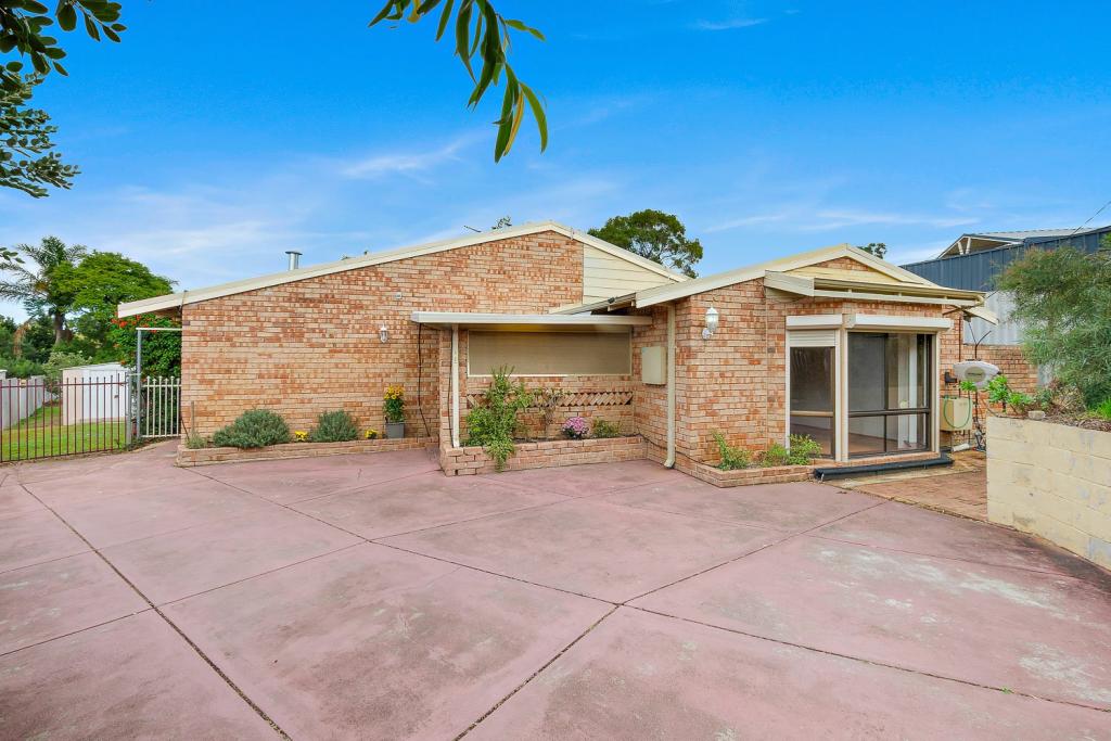 11 Moysey Ct, Parmelia, WA 6167