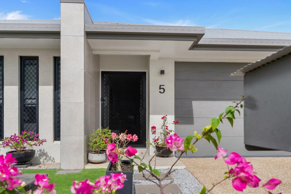 5 WHYAMBEEL CH, SMITHFIELD, QLD 4878