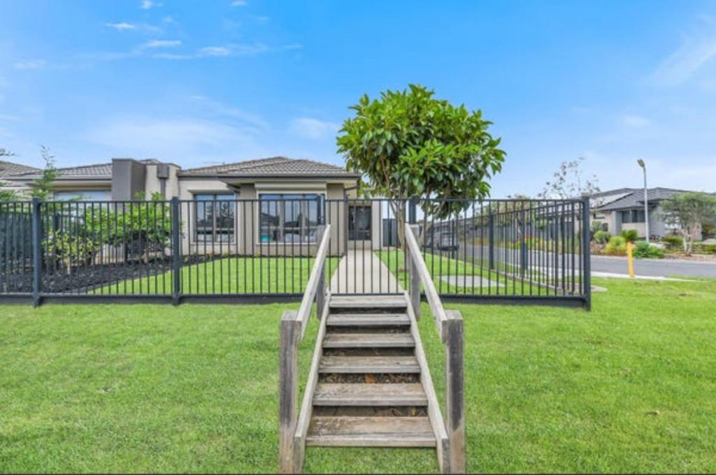1 Comtois Lane, Clyde North, VIC 3978