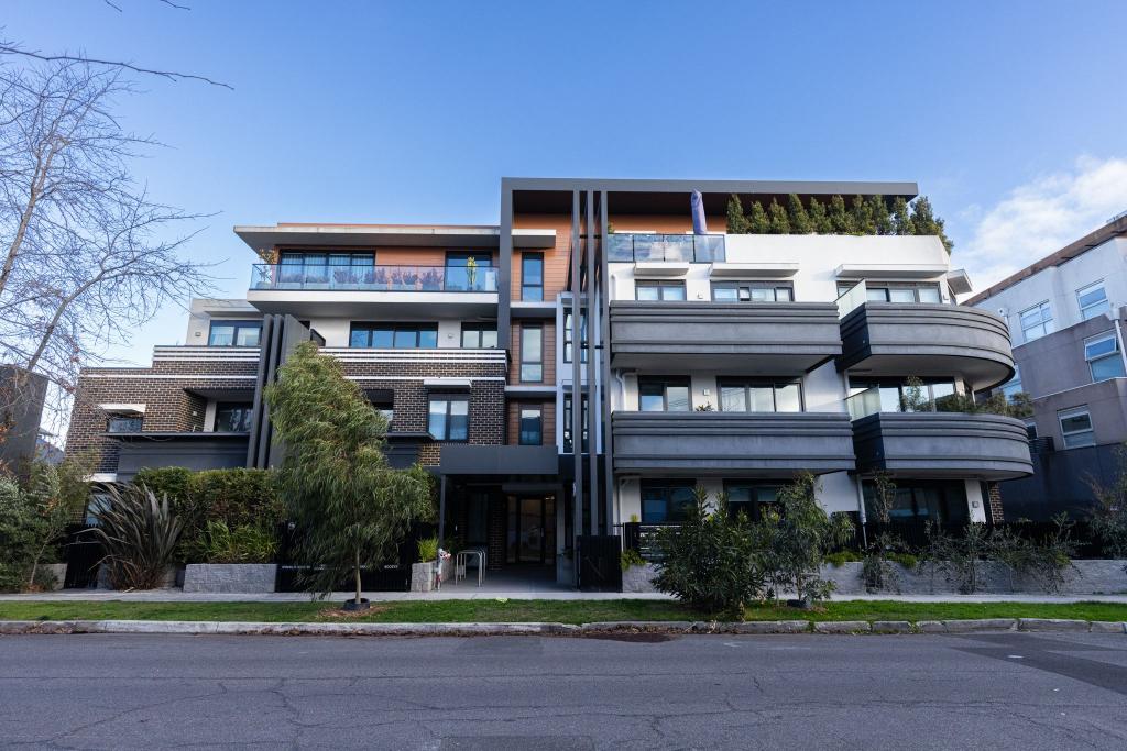 203/2-6 MCCUTCHEON ST, NORTHCOTE, VIC 3070