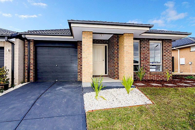 21 Calabrese Cct, Clyde North, VIC 3978