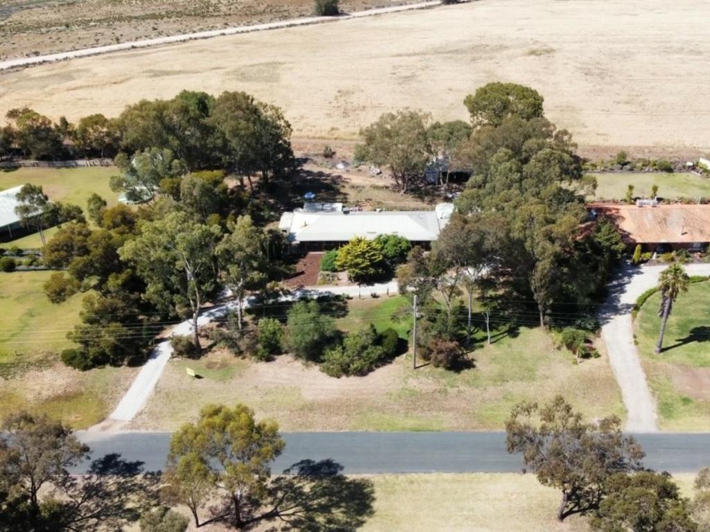 419 Lakeside Dr, Lake Boga, VIC 3584