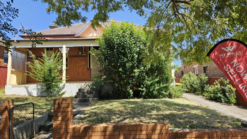 11 CRONULLA ST, CARLTON, NSW 2218