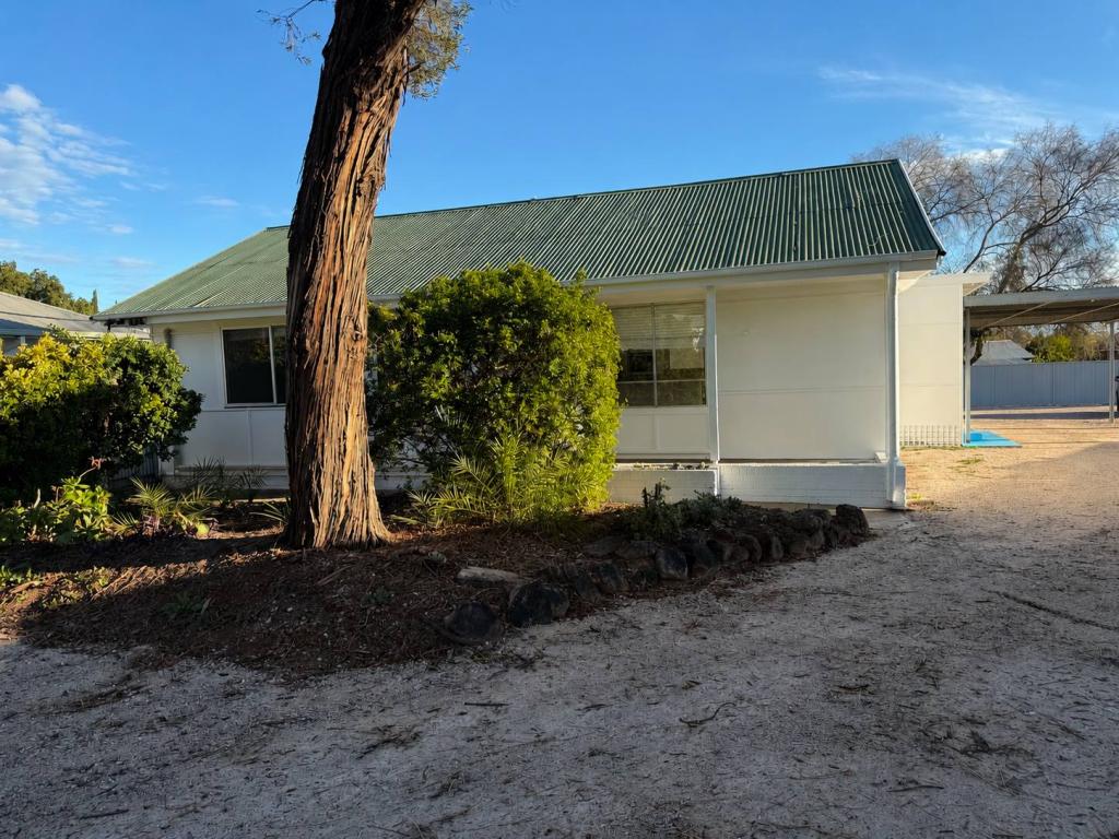 18 Walter Bull Cres, Griffith, NSW 2680