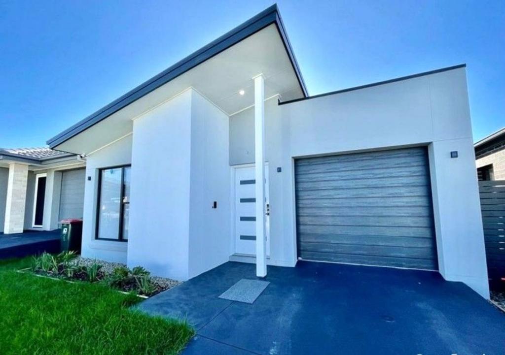 6 HEDGE ST, ORAN PARK, NSW 2570