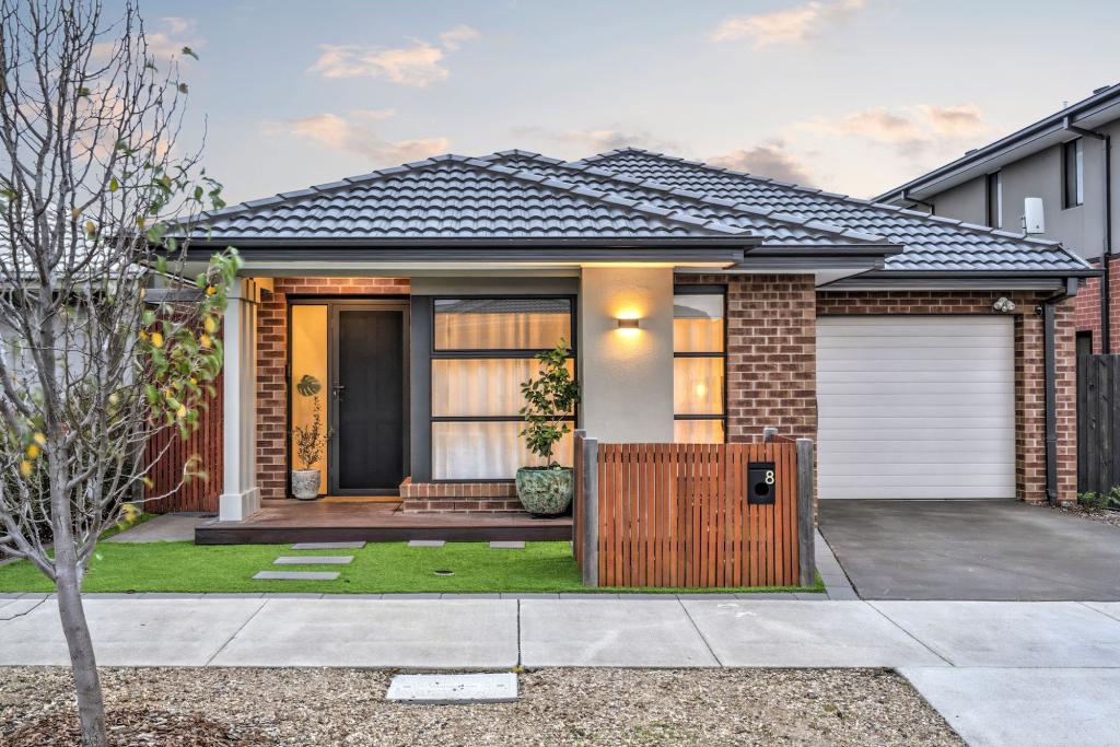 8 SWANSEA WAY, ARMSTRONG CREEK, VIC 3217