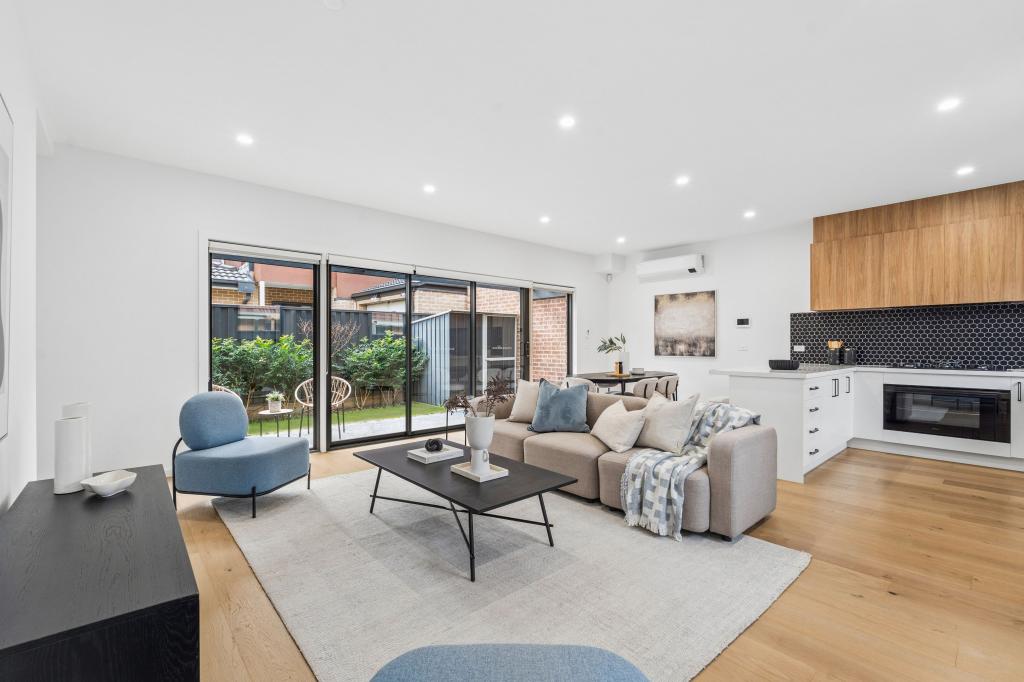 2/40 EISENHOWER ST, RESERVOIR, VIC 3073