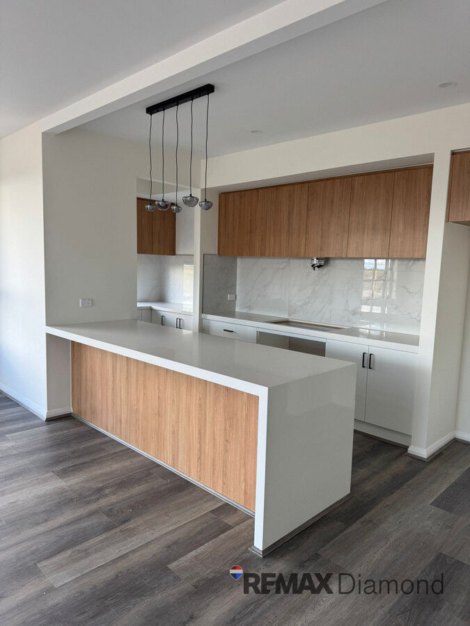 205 WHITECROSS DR, THORNHILL PARK, VIC 3335