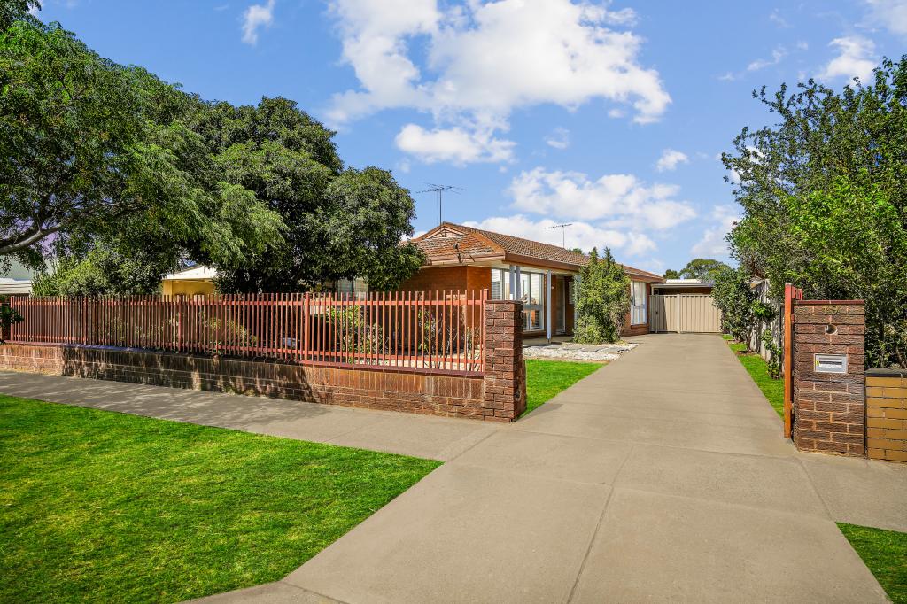 19 Staughton St, Melton South, VIC 3338