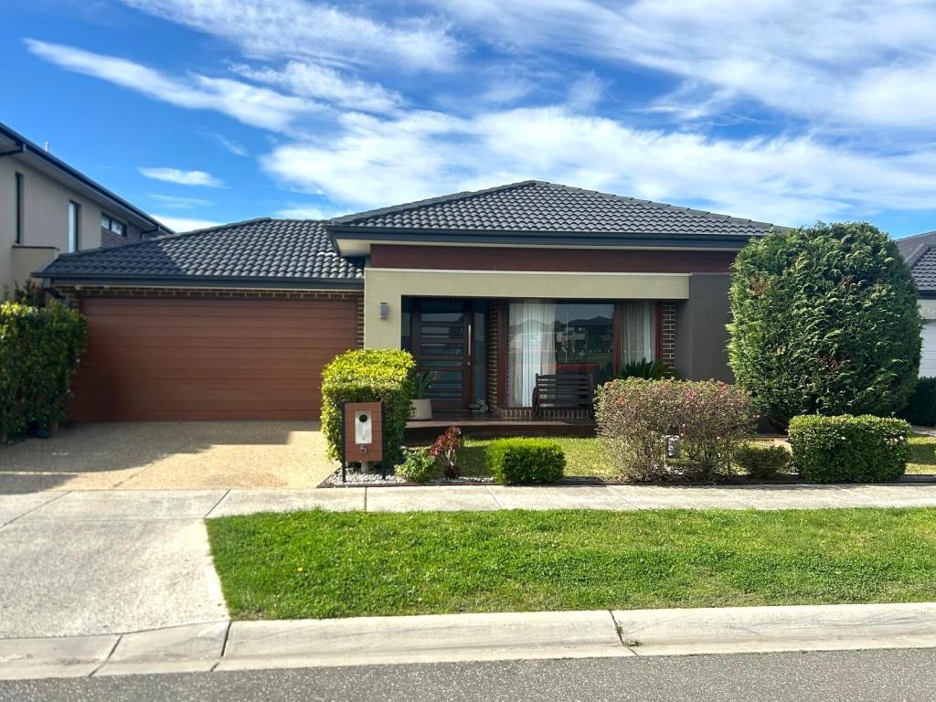 5 Picnic Ave, Clyde North, VIC 3978