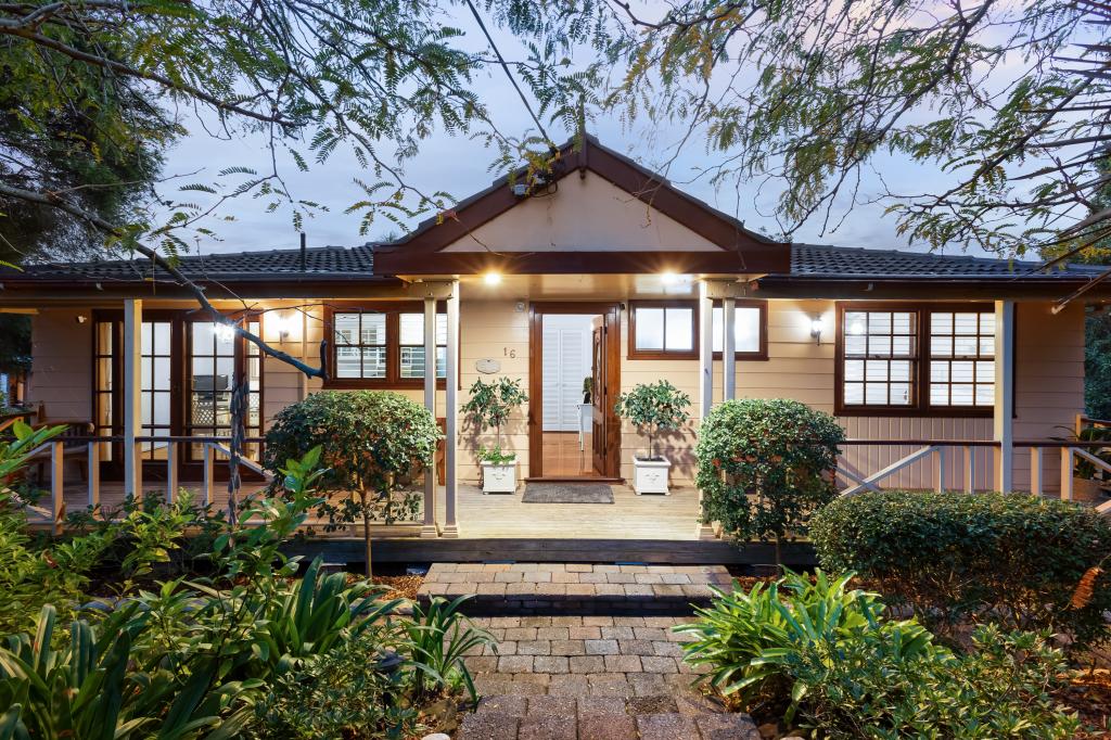 16 Pasadena Cres, Macquarie Hills, NSW 2285