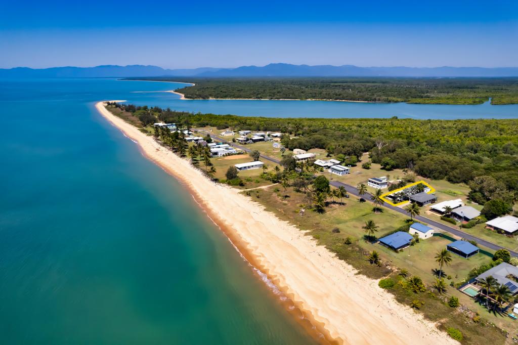 27 Taylor St, Tully Heads, QLD 4854