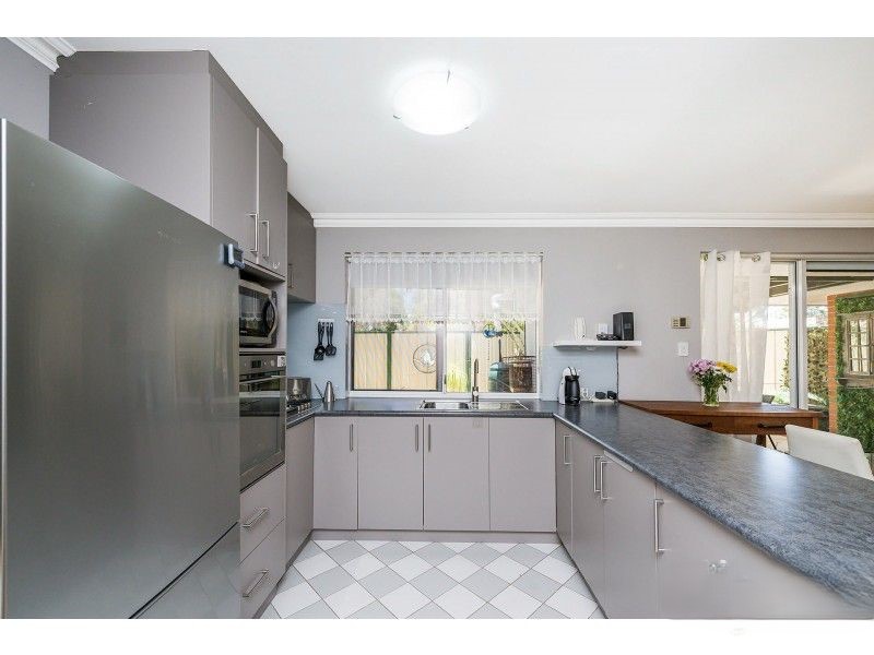 8/2 Glennis Cl, Gosnells, WA 6110
