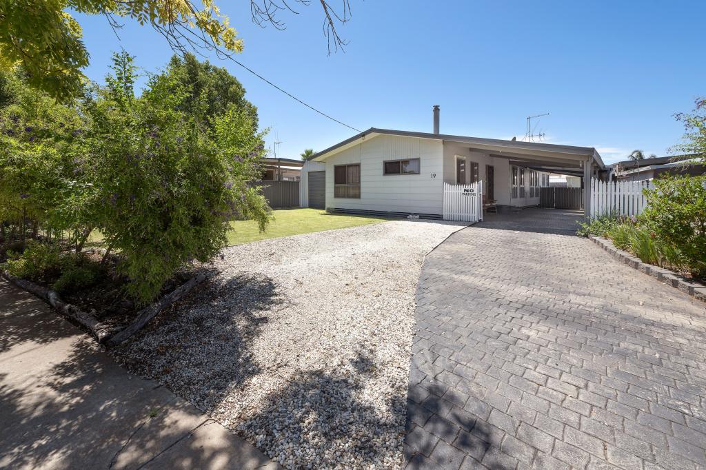 19 Holloway Gr, Swan Hill, VIC 3585