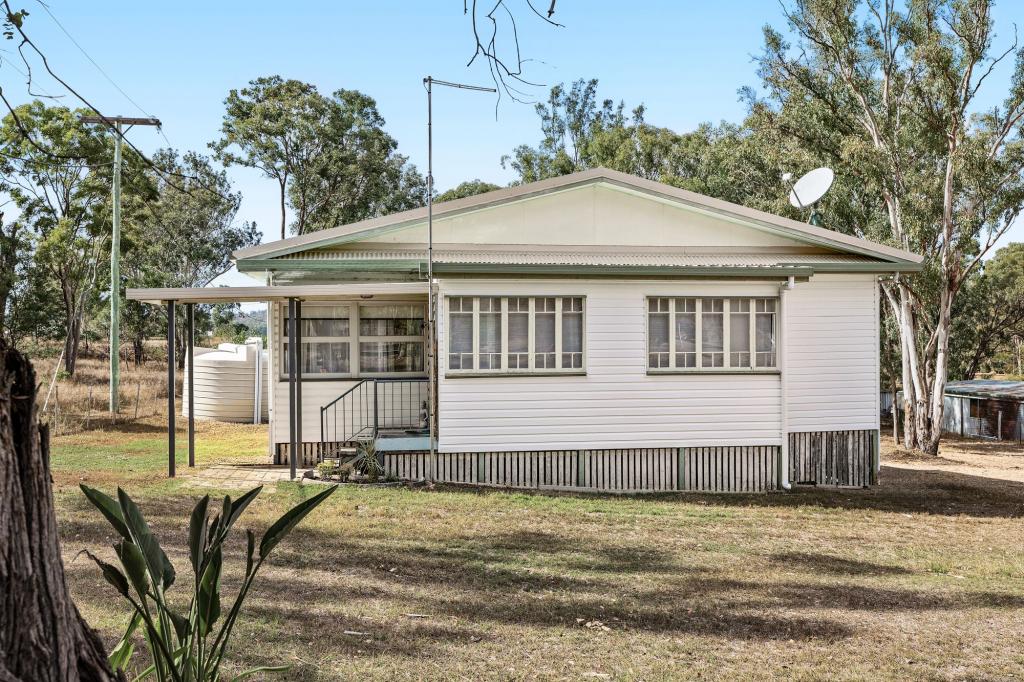 27 Lester St, Pratten, QLD 4370