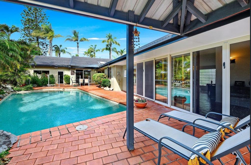 18 Conifer Cres, Broadbeach Waters, QLD 4218