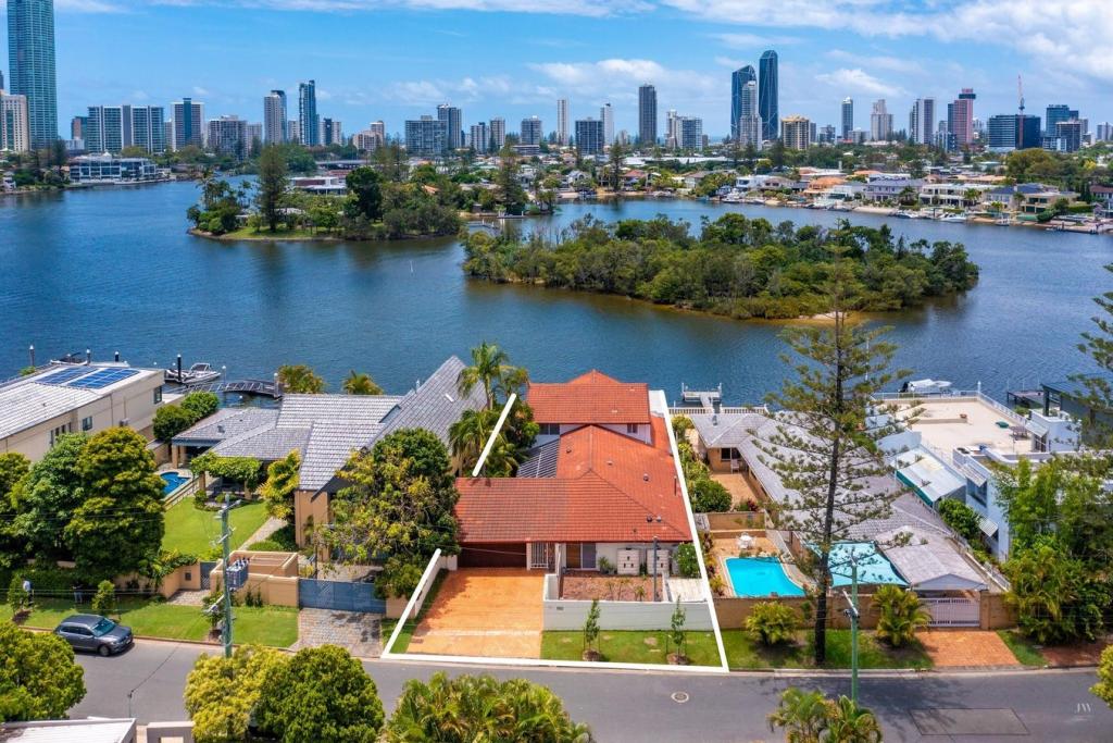 15 The Promenade, Isle Of Capri, QLD 4217
